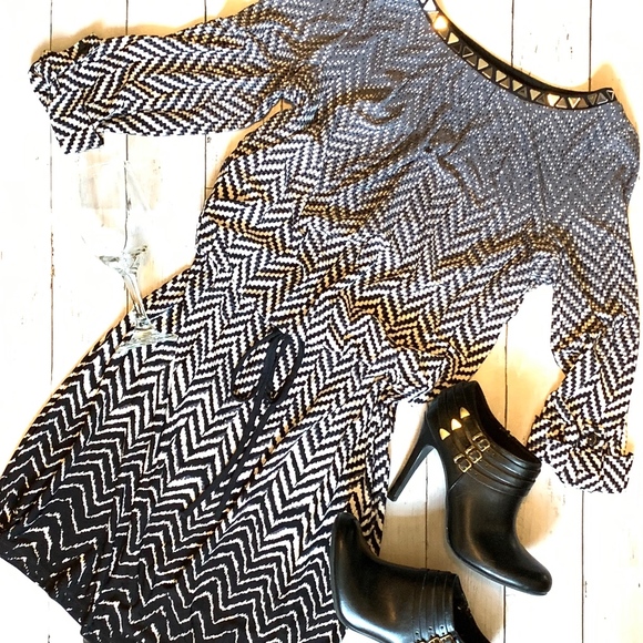 London Times Dresses & Skirts - London Times Chevron Women’s Midi Dress - Size 8